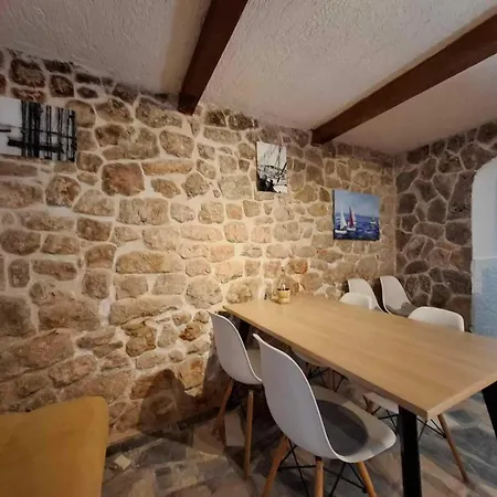 Mala Kuca Od Pokraj Mora 4 Osobe Murter Jezera