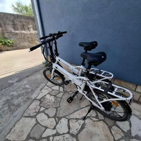 Hébergement de vacances Mala Kuca Od Pokraj Mora 4 Osobe Murter Jezera