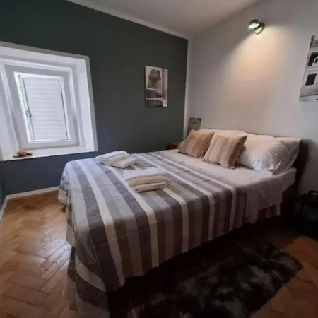Mala Kuca Od Pokraj Mora 4 Osobe Murter Hébergement de vacances *