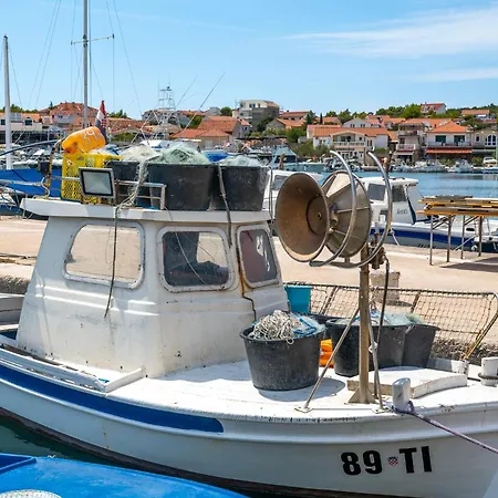 Hébergement de vacances Mala Kuca Od Pokraj Mora 4 Osobe Murter Jezera